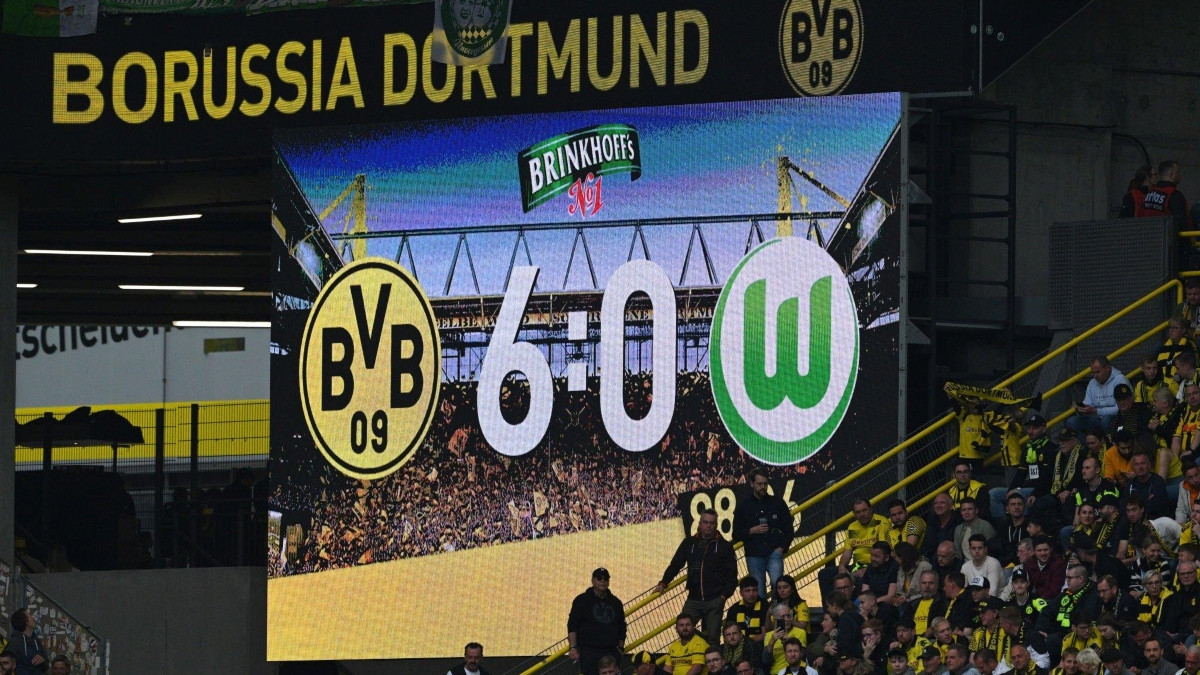 LUCHA CON TODO: Dortmund goleó y sigue presionando por el título